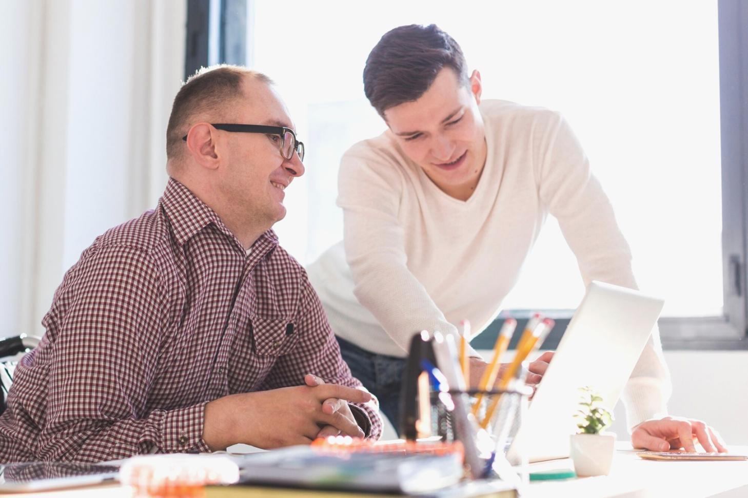 Sesión de trabajo con análisis financiero real en oficina moderna