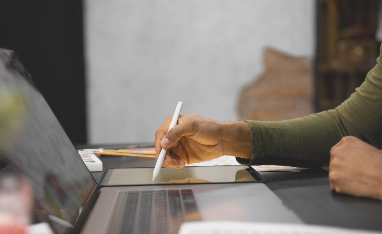 Análisis financiero en oficina moderna con gráficos de flujo de caja