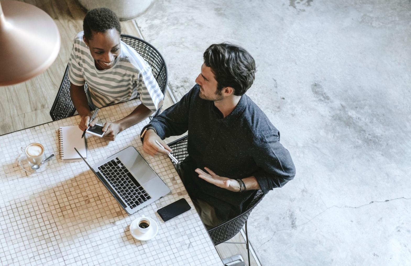 Equipo de consultores financieros trabajando en estrategias corporativas