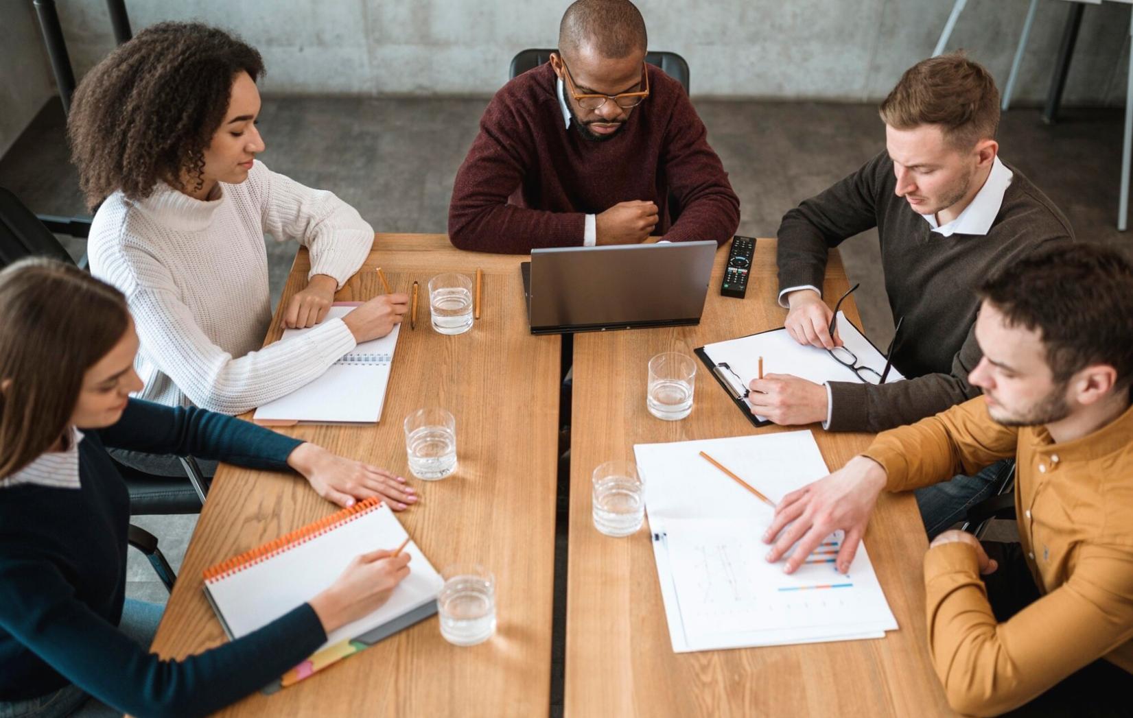 Gráficos de análisis sectorial y comparativas de mercado