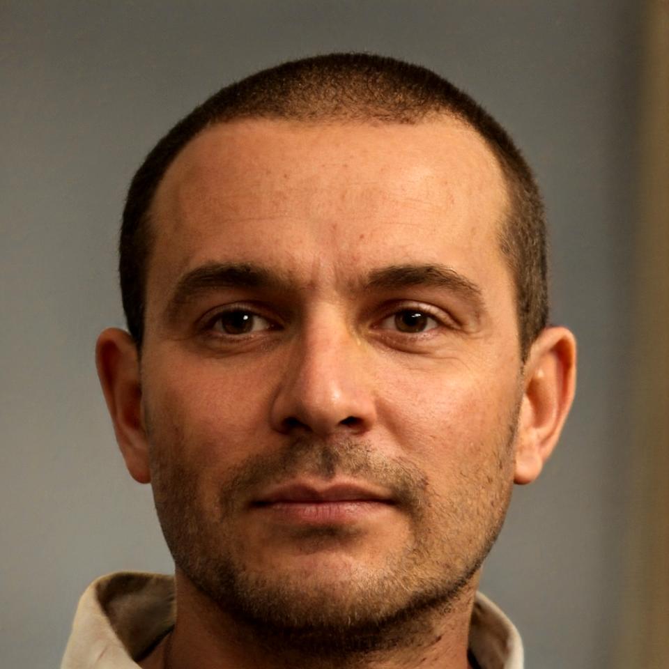 Analista financiero senior revisando modelos de valoración